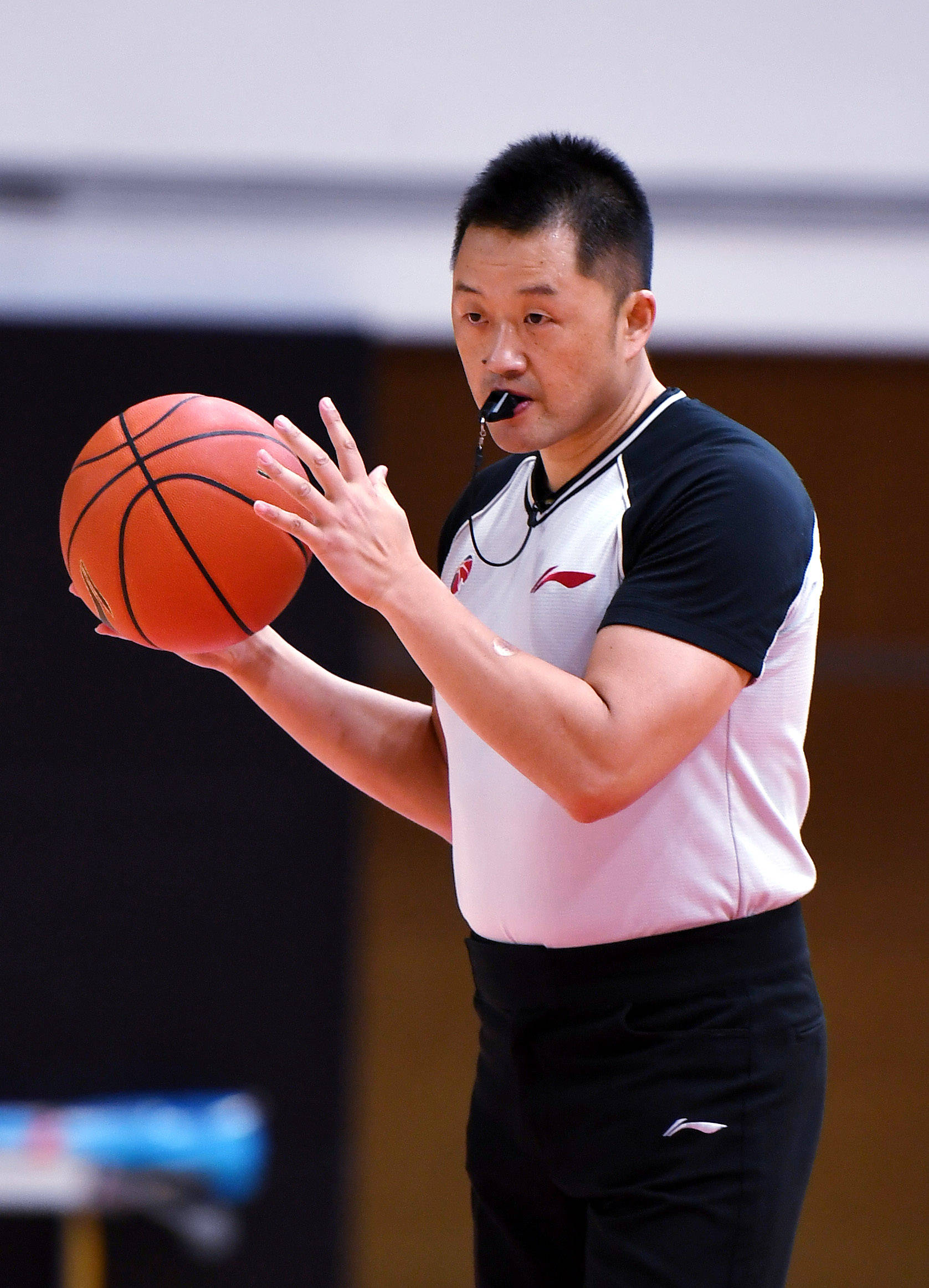 4月7日,本场比赛主裁判朱海营在比赛中执裁.