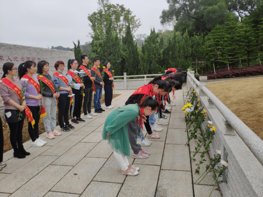 仓山盘屿小学党支部的党员教师带领少先队员代表前往高盖山革命军人