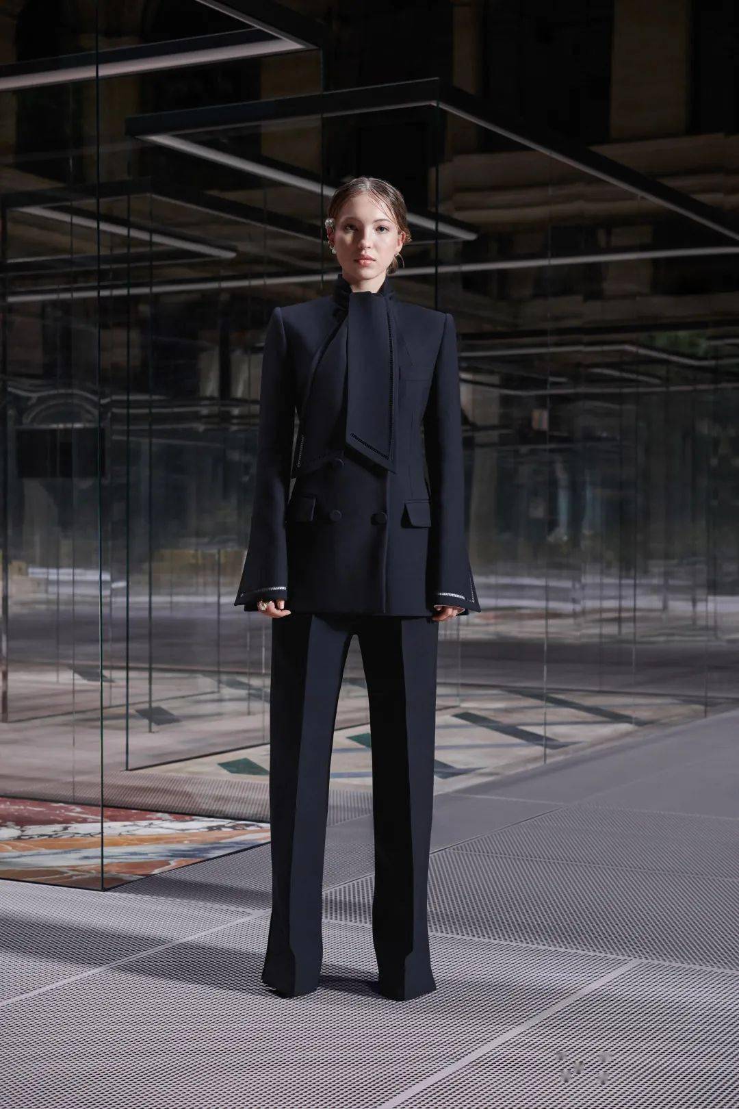 上海时装周开幕:李佳琦为中国设计直播带货