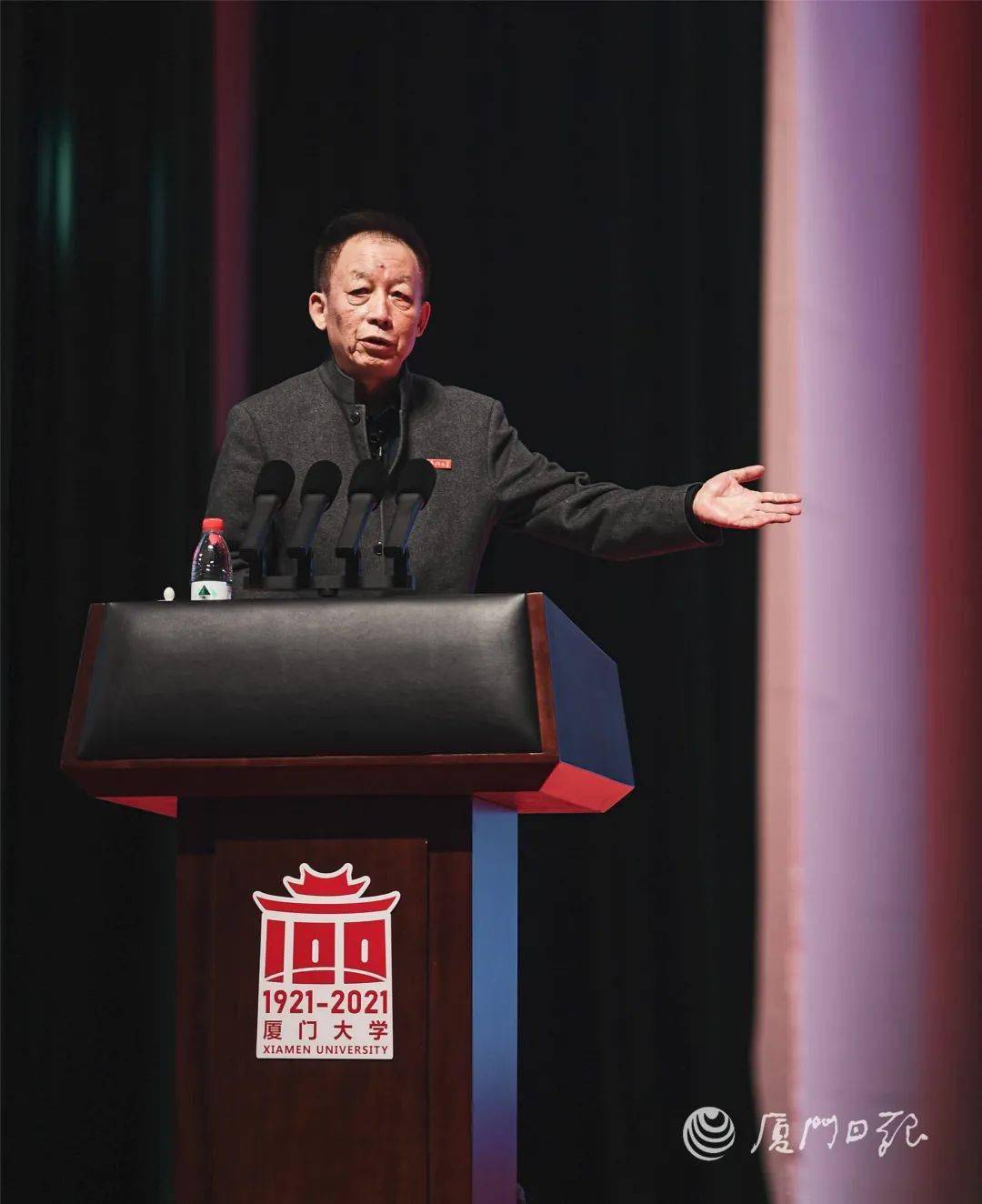 《中华文明的奠基者与青春志》题目是易中天在厦大思明校区开讲