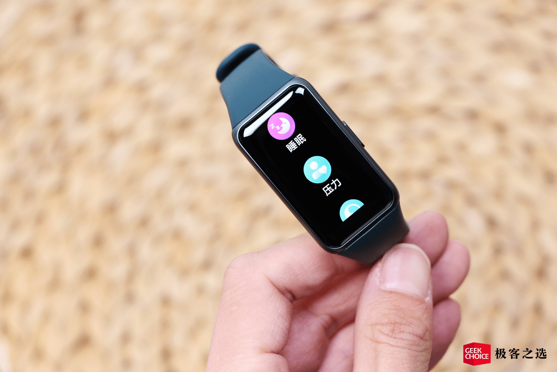 华为手环 6:不只全天候血氧监测,还有全新的「手环」形态