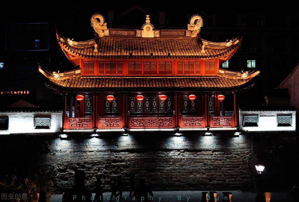 尘世难逢开口笑,菊花须插满头归_江楼