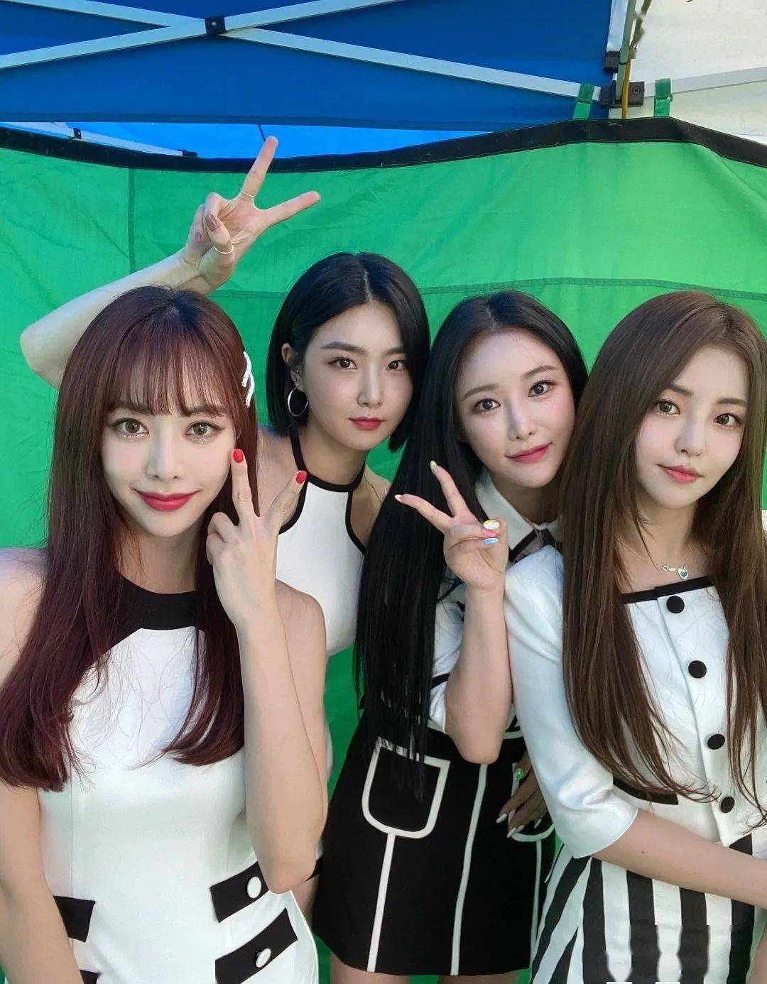 大佬可不简单,写出来的歌发一个火一个,可能你们爱豆的歌就出自他之手