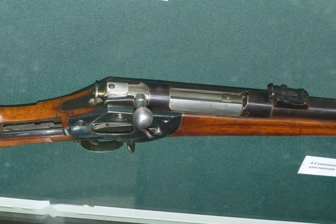 莫辛在1880年代提交的内置弹仓供弹步枪,口径:106mm