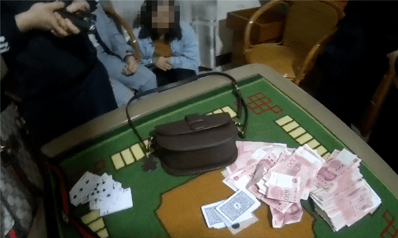 现场抓获22名男女缴获现金50余万元