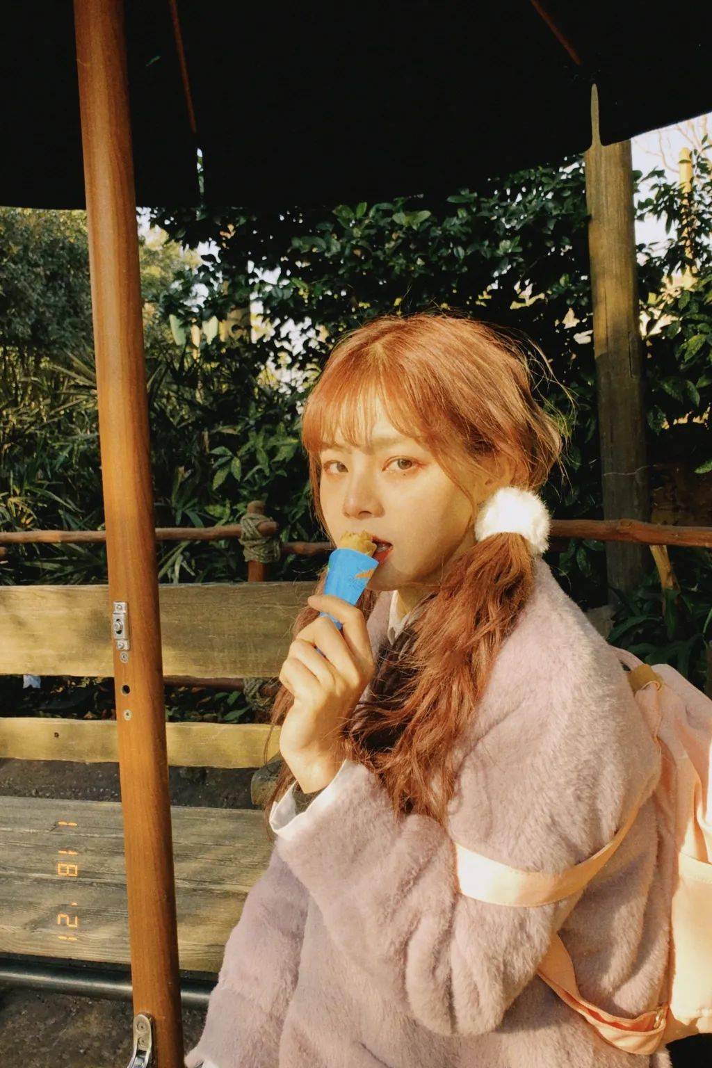 每刻美丨欧阳娜娜染金发提醒大家:春夏该换发色了!