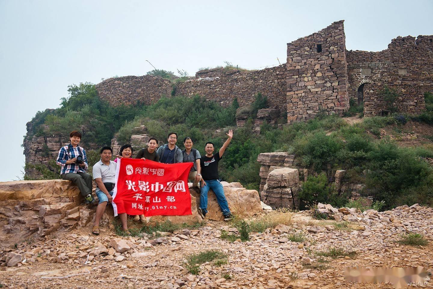 耸立于巅峰之上的神秘古堡山寨