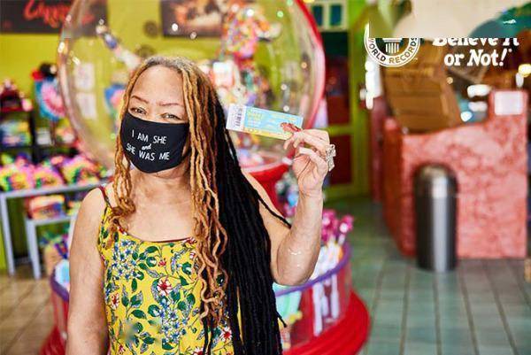 美国女子剪掉全球最长指甲(阿雅娜 · 威廉姆)