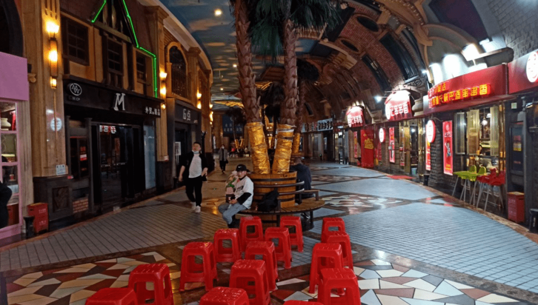 重庆某房产博主,曾在不夜城当会所头牌?如今却要倒闭了?_金源