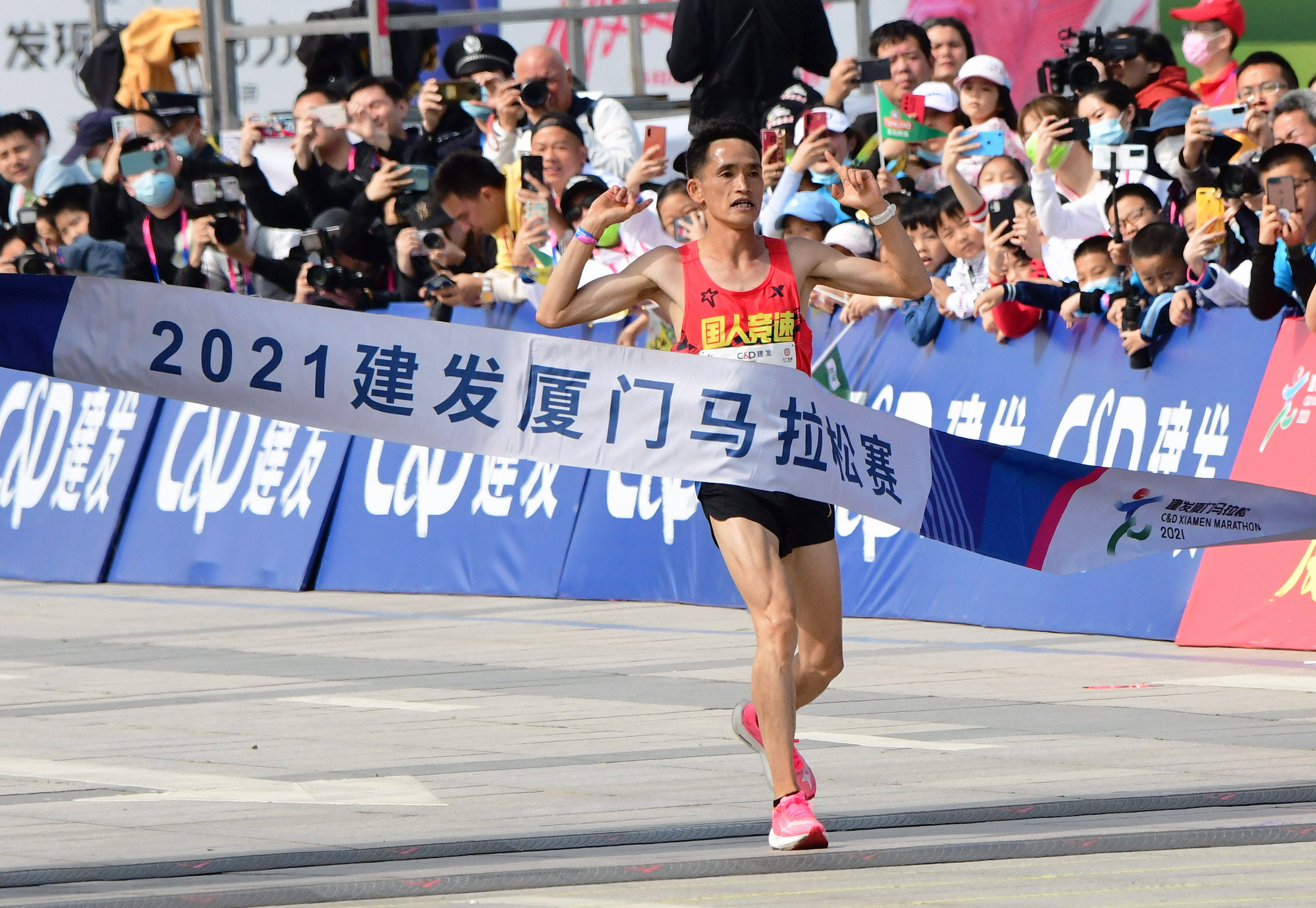杨定宏焦安静分获厦门马拉松男女子冠军