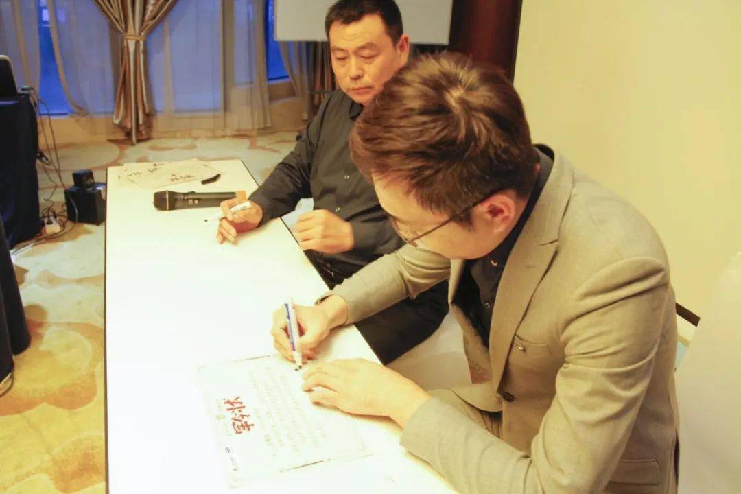 在热烈的气氛中斯巴鲁工作组罗爱军先生组织各区域经理签署军令状,为