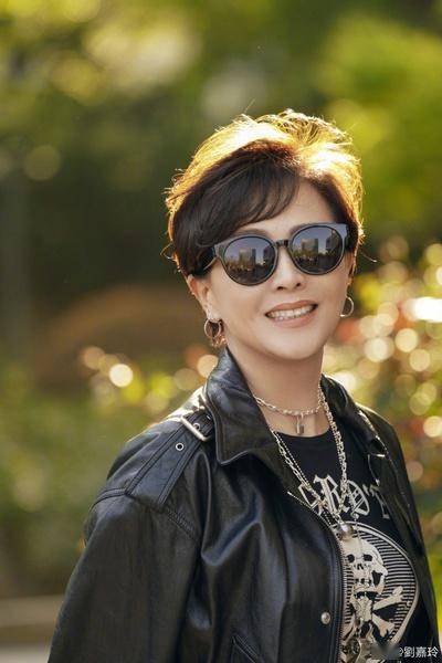 56岁刘嘉玲晒美照穿皮衣戴墨镜浅笑优雅迷人