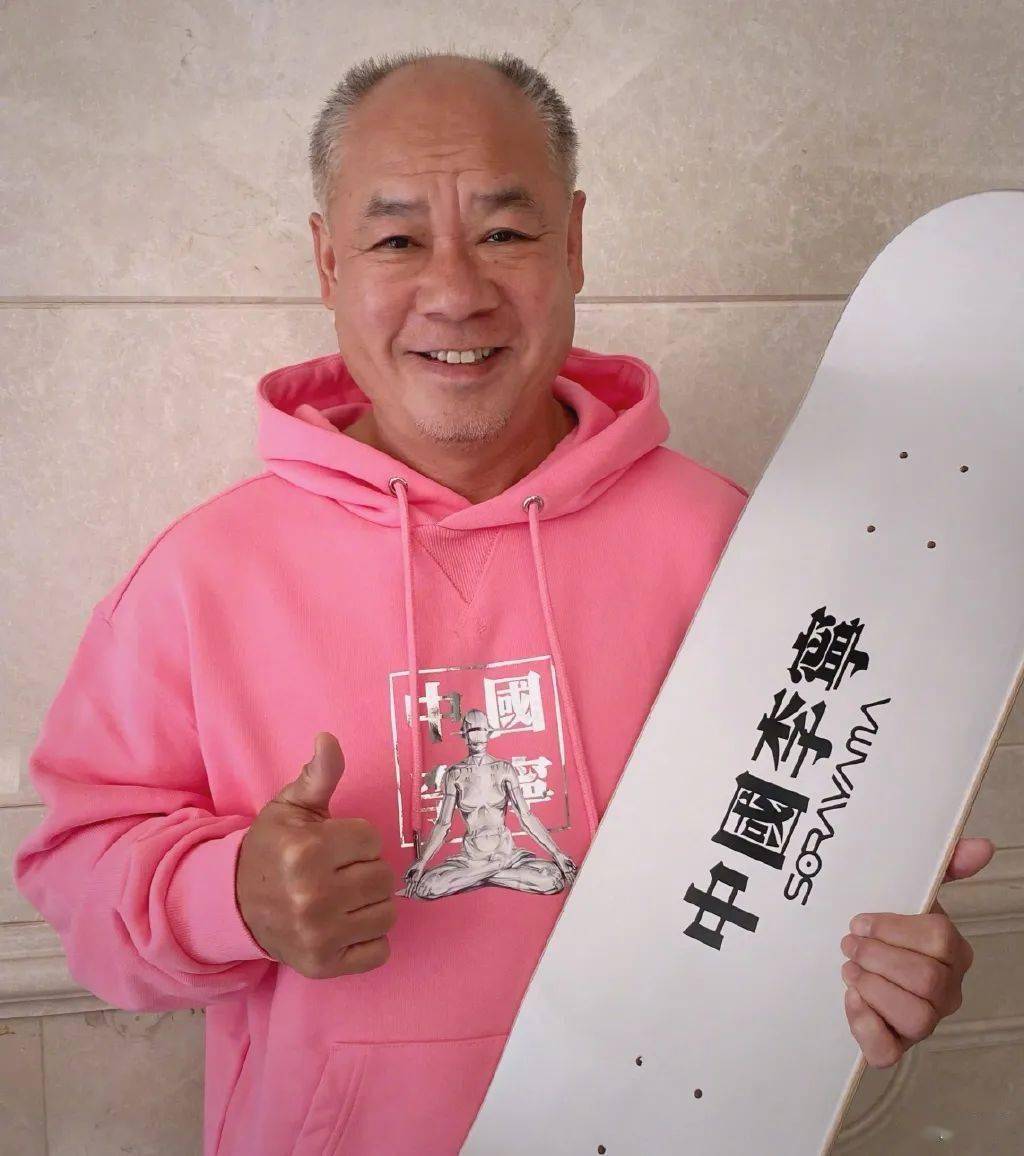 双方在去年也有过一次惊艳合作,一众知名艺人上身,创始人李宁先生更是