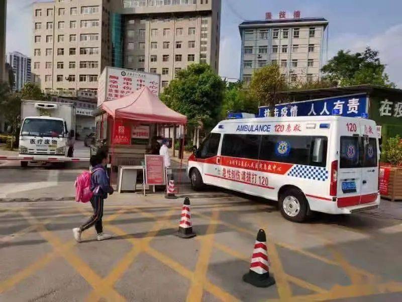 我为群众办实事 |沾益交警优化治理人民医院进出口路段"堵点"