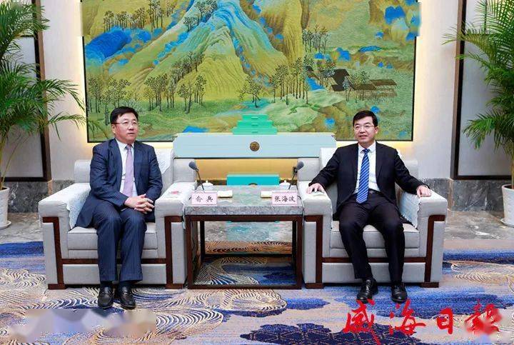 签约仪式前,张海波会见了俞兵一行,双方就深入推进合作展开探讨.