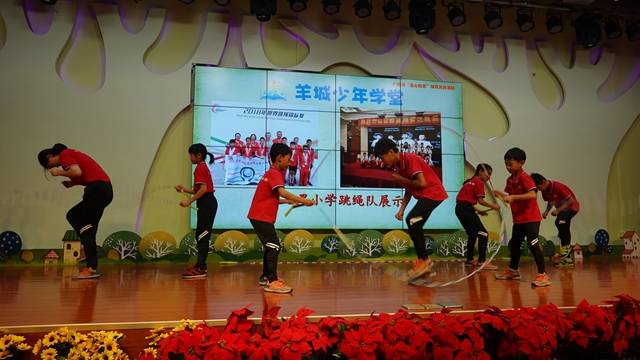 七星小学跳绳队登台献艺,展示冠军风采.