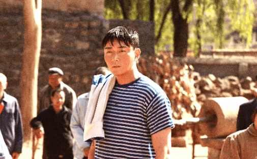 献礼片《谷子地》热映 林妙可复出大银幕成亮点获赞可塑性强