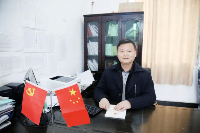 【传灯者】王亮奇:吃得苦,霸得蛮的"接地气"校长_醴陵市