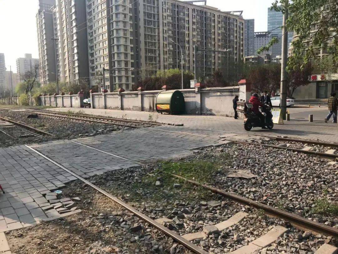 "这条铁路基本上不用了,为什么不能开一个口让过行人呢?"_道口