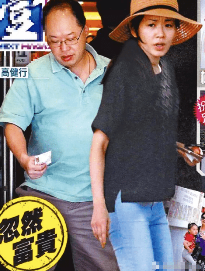 16年杨思琦晒出车内自拍照,疑似与内地歌手郑源恋爱曝光.