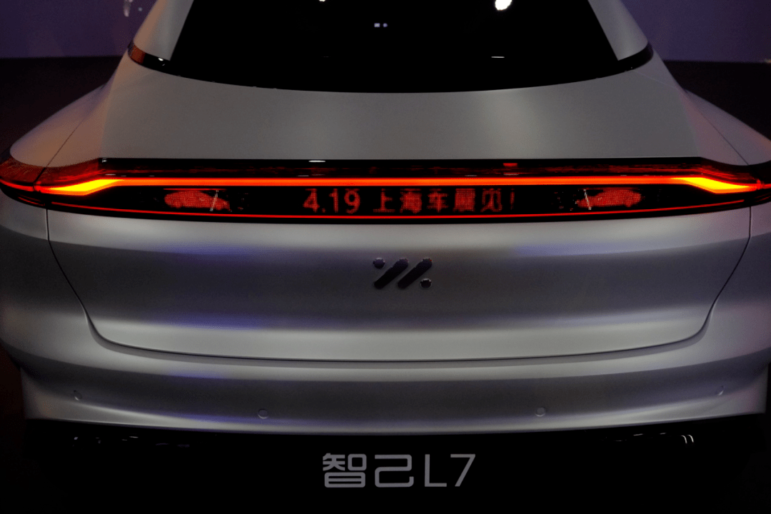 风阻系数全球第二支持11千瓦无线充电静态体验智己l7