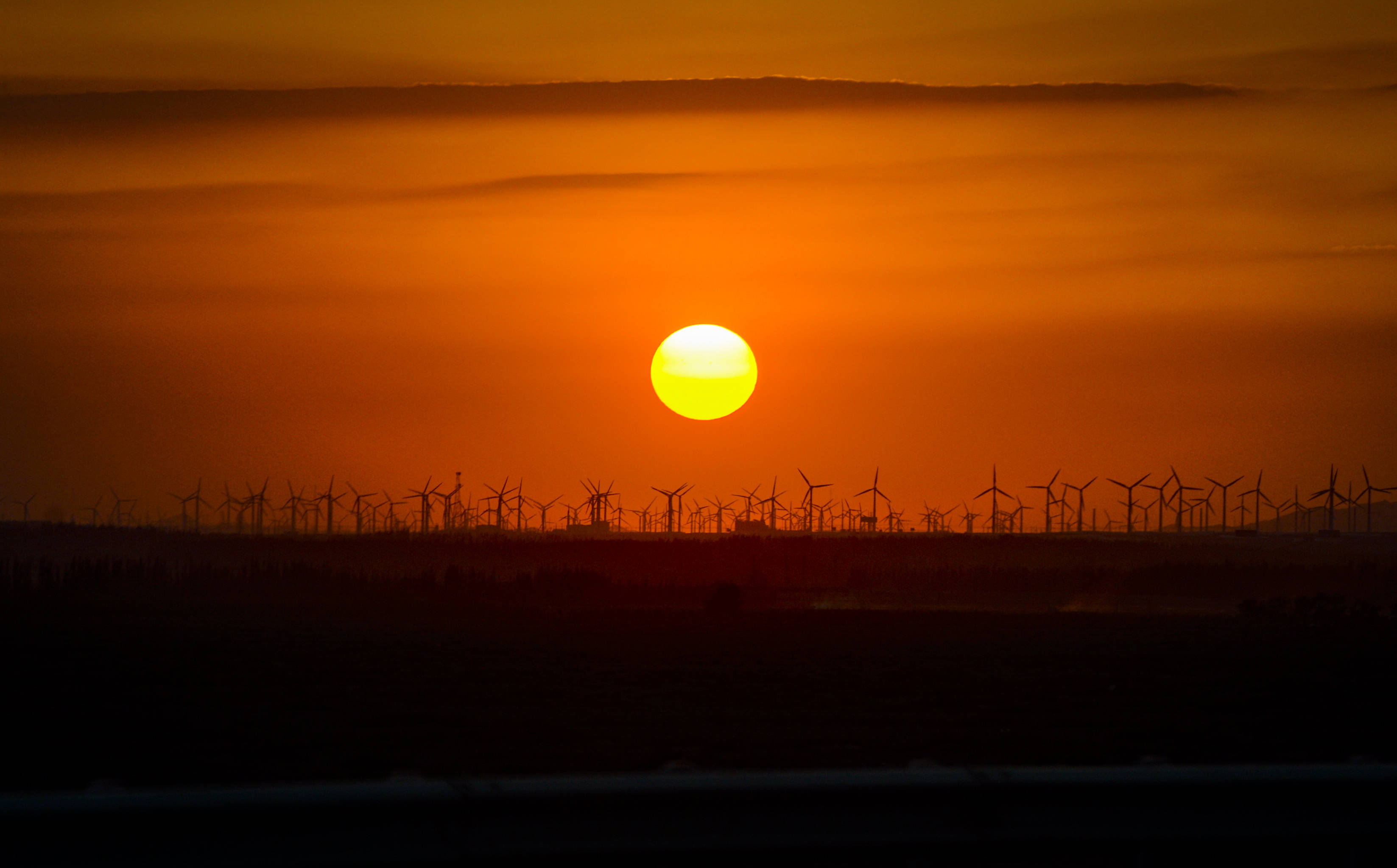物第二轮试采平台"蓝鲸2号"喷出双火焰(2020年3月25日摄,无人机照片)