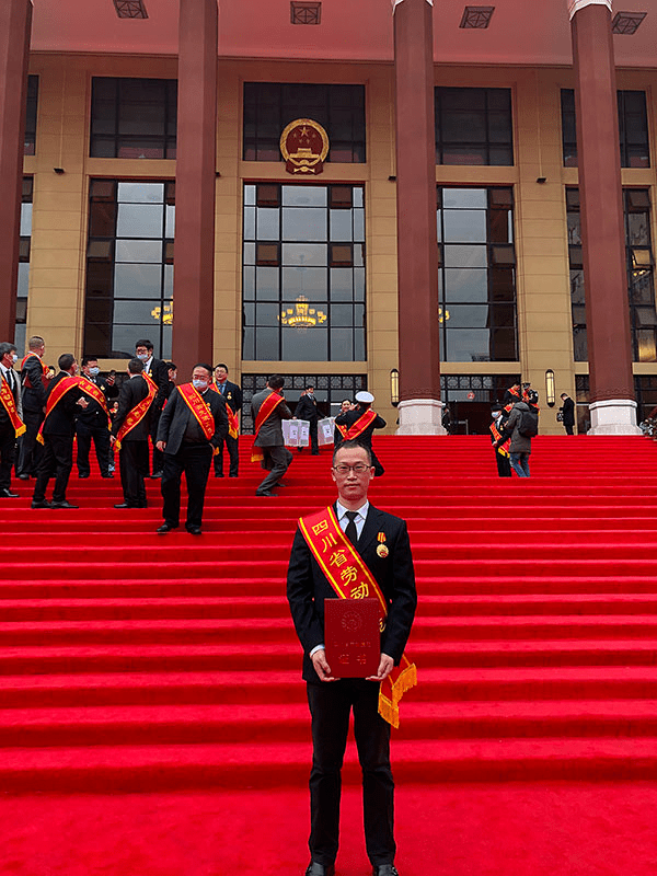 致敬劳动模范和先进工作者丨郑伟:埋头苦干24年的自贡一线焊工