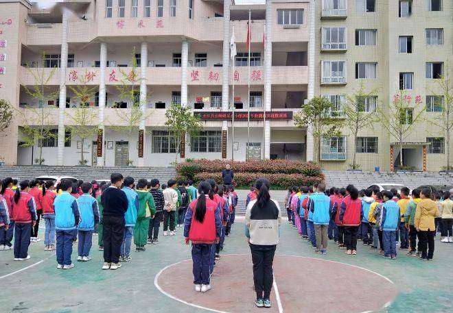 开江县长岭镇采石小学举行2021年地震疏散演练