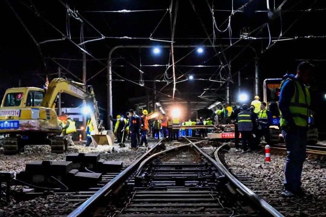 白天繁忙运营夜间无感施工上海地铁又一批老旧枕木道岔更新升级