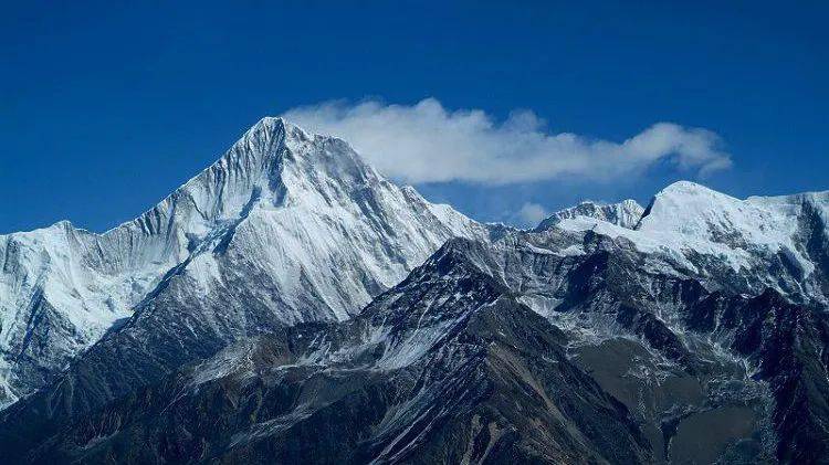 县境内,以贡嘎山为中心,贡嘎主峰周围林立着145座海拔五六千米的冰峰