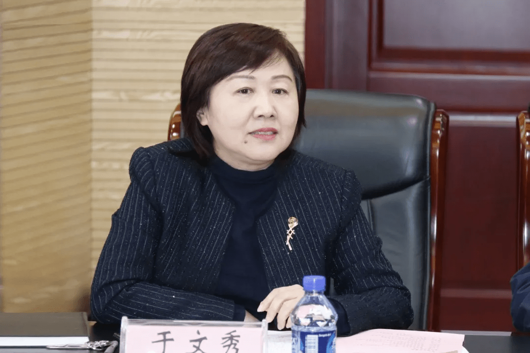 我校副校长于文秀及相关部门,合作学院负责人接见来访客人并在主楼8楼