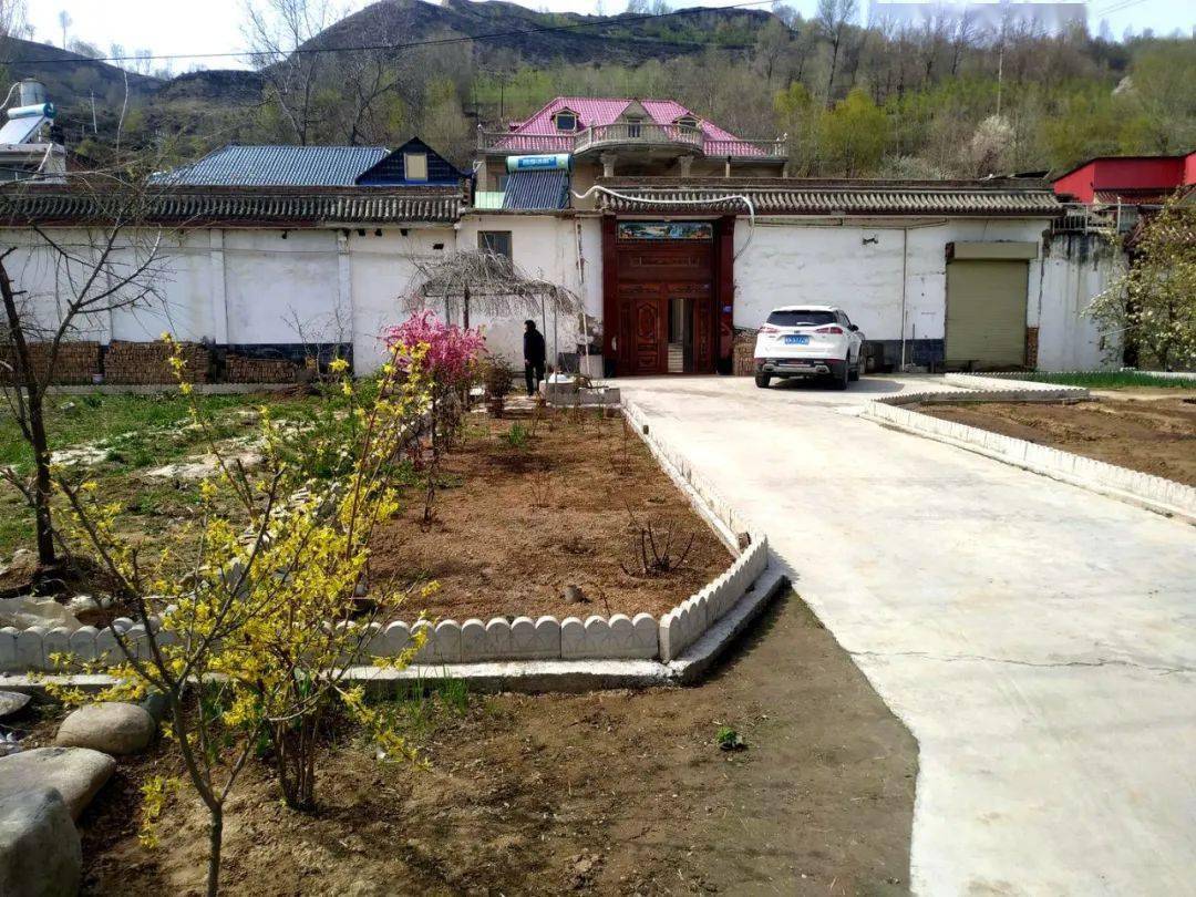 临夏县马集镇开展兰郎公路沿线绿化美化活动