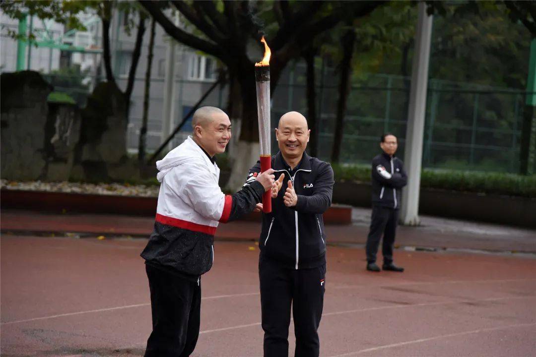 何先俊老师,高三年级数学教师,中学正高级教师,四川省劳动模范,西华