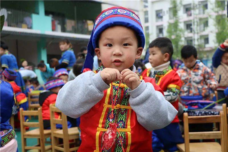 三月三玉屏娃娃做香包斗牛跳竹竿