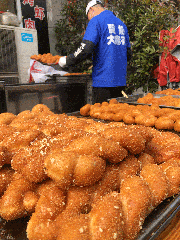 网红爆浆大麻花来大港啦就在新禧路上口味独特去晚了可要排队哦