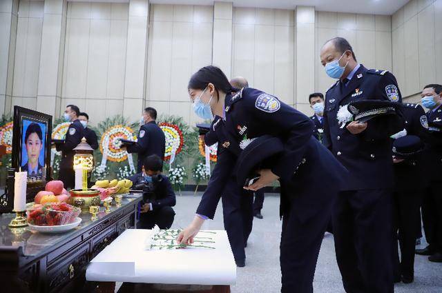 青松垂泪悼英灵风雨无声颂忠魂战疫模范杨申遗体告别仪式见闻