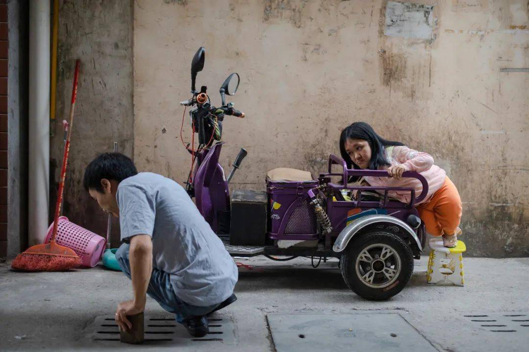 这对袖珍夫妻身高都不过1米却让大多数人仰望