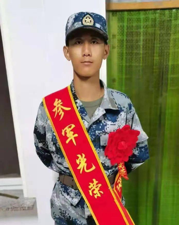 空军空降兵某部的一名新兵张天佐经过层层选拔与军旅失之交臂张天齐