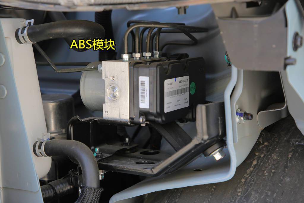 abs模块放置在玻璃水壶下方,同样也是碰撞高危区,不过这也实在是没