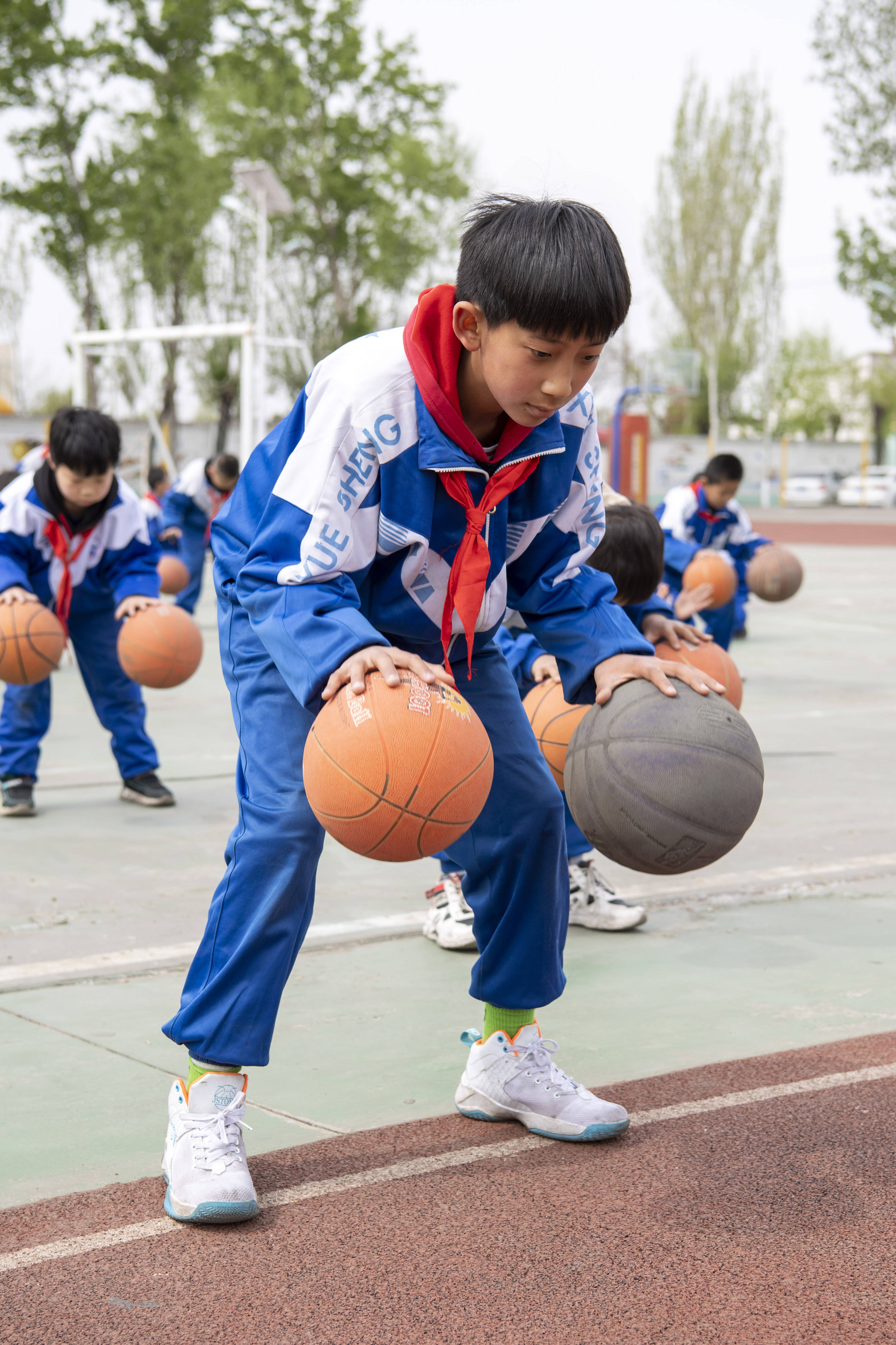 朝阳学校的学生们在做篮球操(4月14日摄,无人机照片.