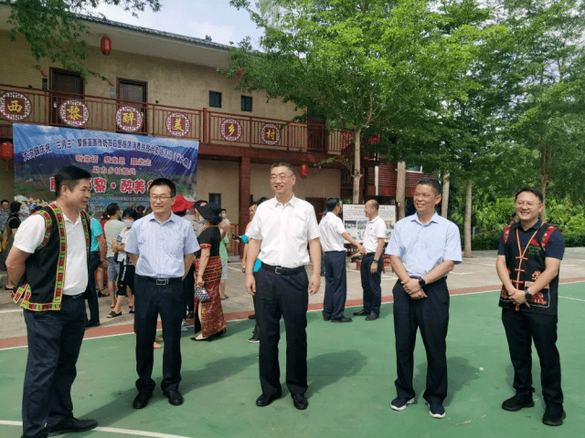 县委书记易鹏深入大安镇与黎苗族同胞一同欢度"三月三"