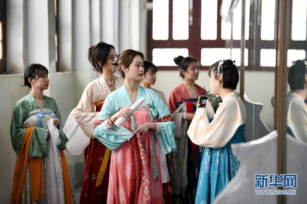 4月14日,参加上巳节雅集活动的汉服爱好者在西安碑林博物馆参观.