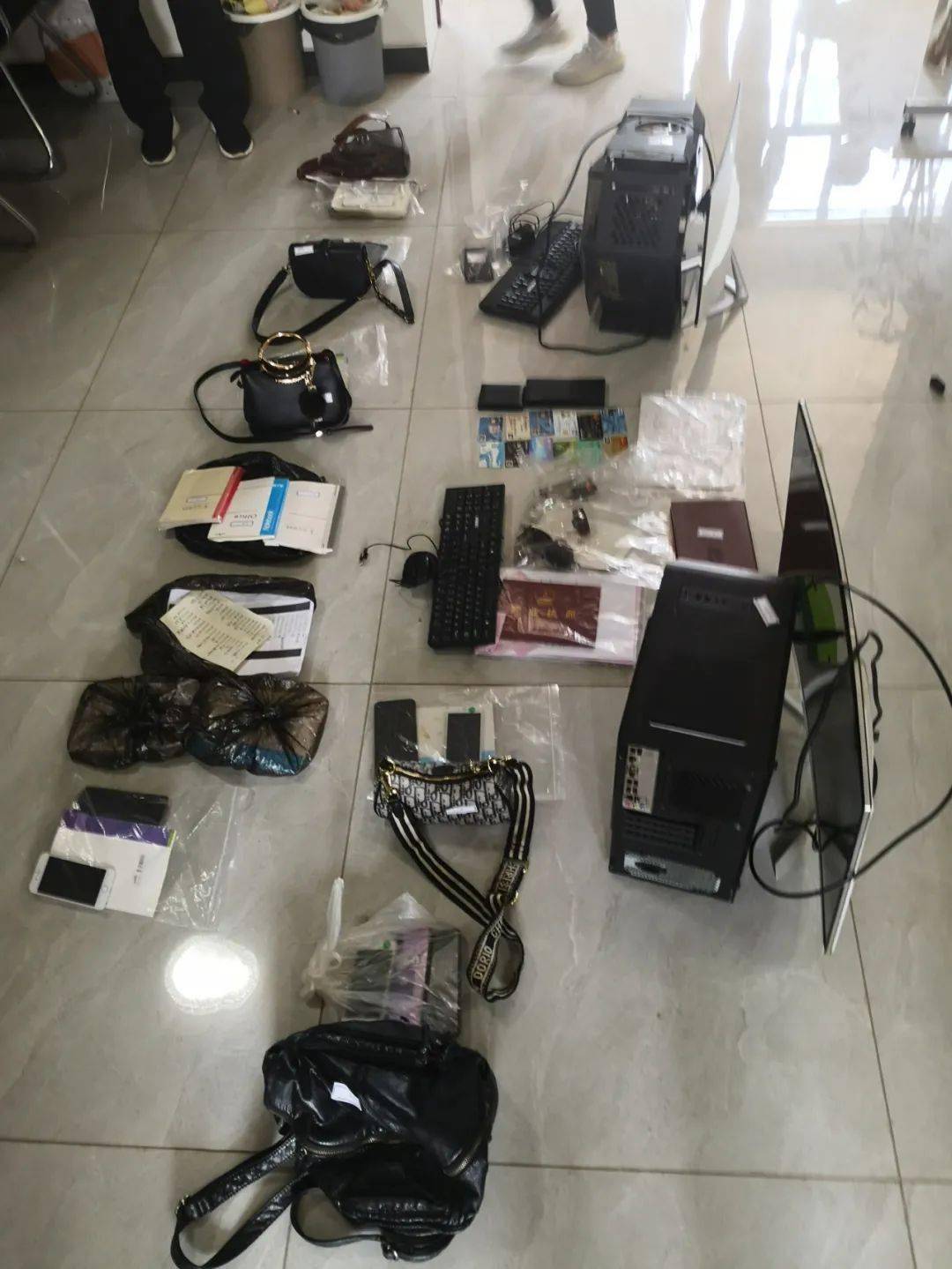 镇一出租房屋内开展清查工作中发现由马某经营的公司内有大量话务人员