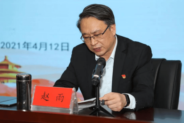 巩义市总医院党委副书记赵雨宣读《中共巩义市总医院委员会关于调整