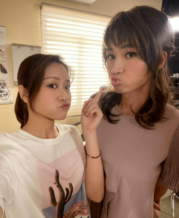 回家之开心速递》中饰演谭育英(bonnie)一角而为人熟悉.