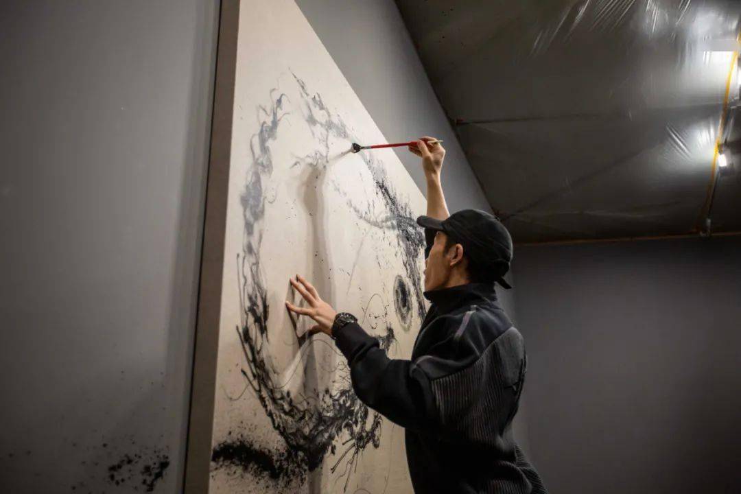 专访中国传统水墨碰撞西方街头涂鸦艺术家陈英杰突破选择拥抱变化