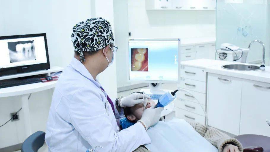 2007年,恒伦口腔的医务人员赴德国科隆参观学习,引进了7台瓷睿刻设备