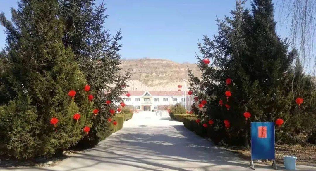 宁夏固原市西吉县兴隆镇敬老院的院长叫郭春花,今年53岁.