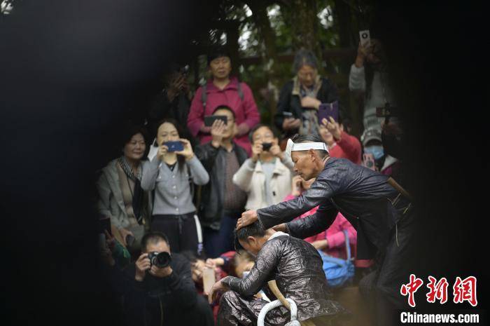 中国最后一个枪手部落岜沙苗寨恢复民俗表演 景区迎客忙