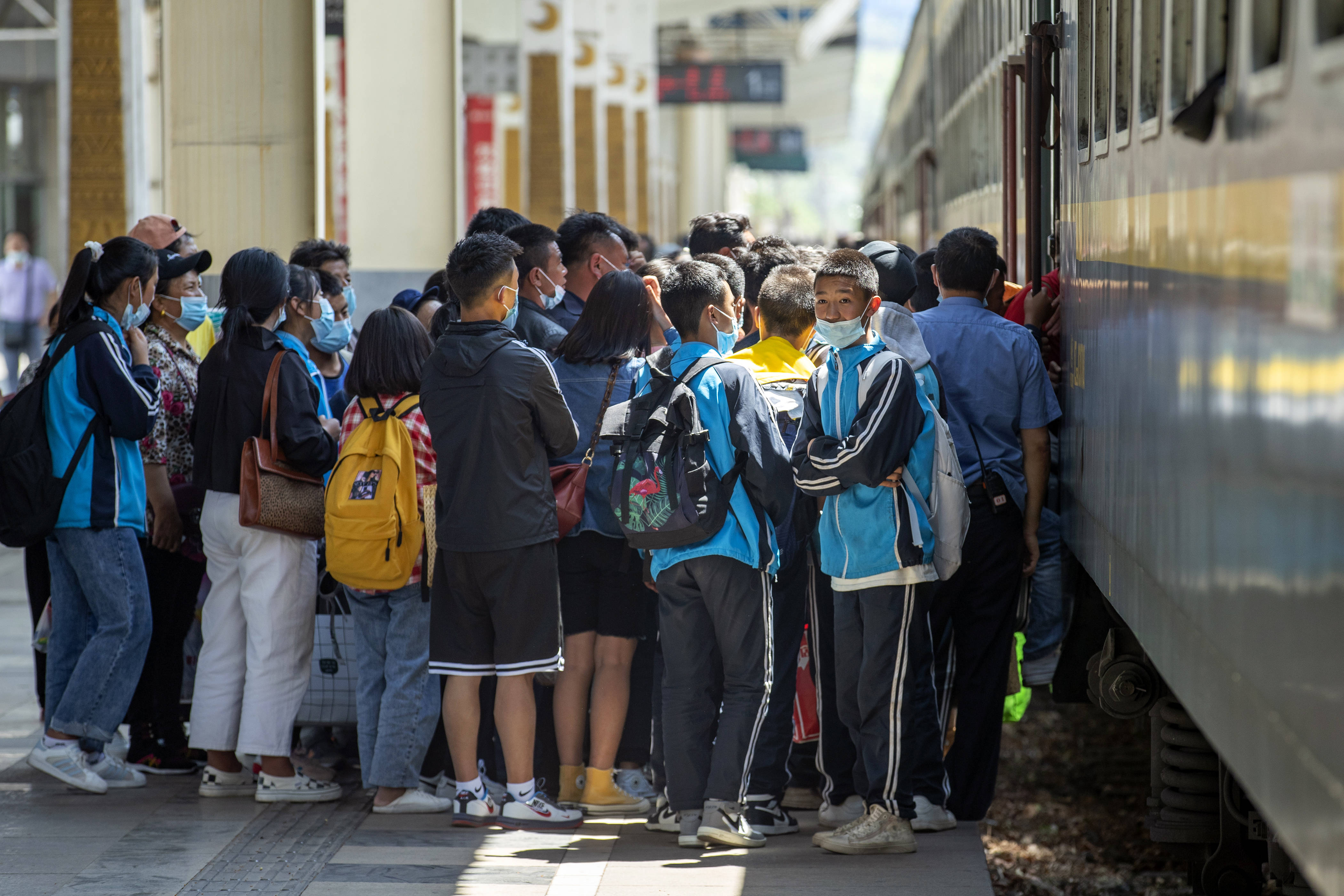 大凉山"慢火车"上的求学路